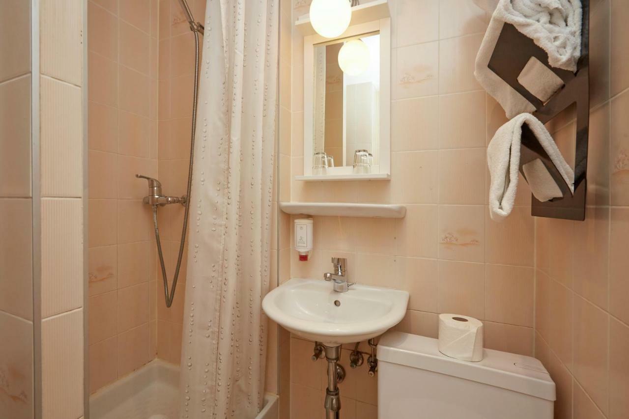 Hotel Central Geneva Room photo